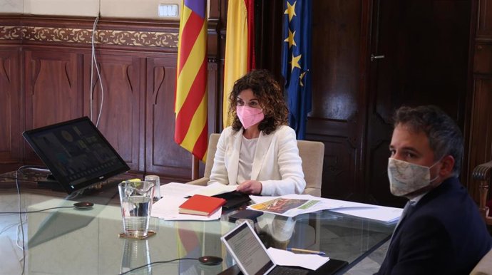 La consellera de Hacienda y Relaciones Exteriores, Rosario Sánchez, y el director general de Relaciones Exteriores, Antoni Vicens.