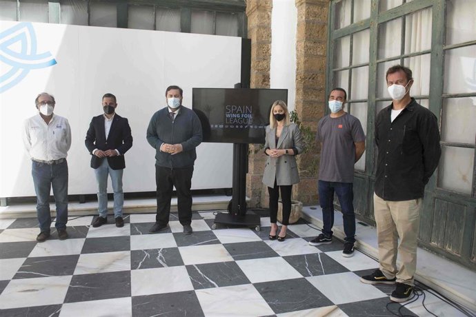 Presentación del I Circuito Nacional de Wing Foil a cargo del diputado Jaime Armario.