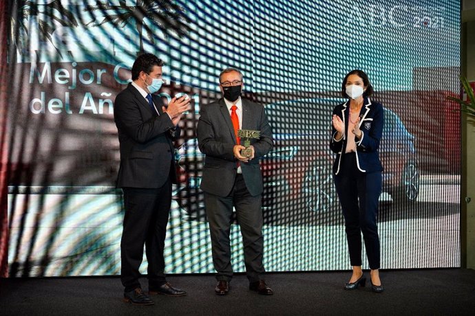 Mikel Palomera, director general de Seat España recibe el premio ABC Mejor Coche del Año 2021 otorgado al Seat León, de manos de la Reyes Maroto ministra de Industria, Comercio y Turismo, en presencia de Julián Quirós, director del periódico ABC.