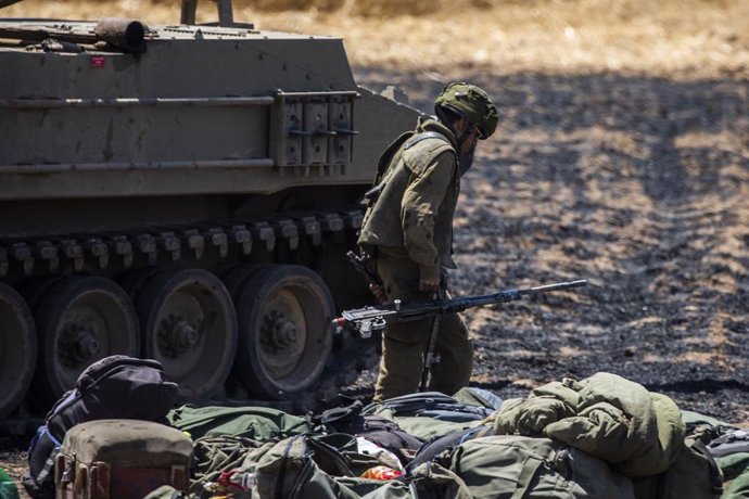 14 May 2021, Israel, Sderot: A soldier of Israel Defense Forces (IDF) takes his position next to an Israeli army artillery battery at the Israeli Gaza border near Sderot, amid the escalating flare-up of Israeli-Palestinian violence. Photo: Ilia Yefimovi