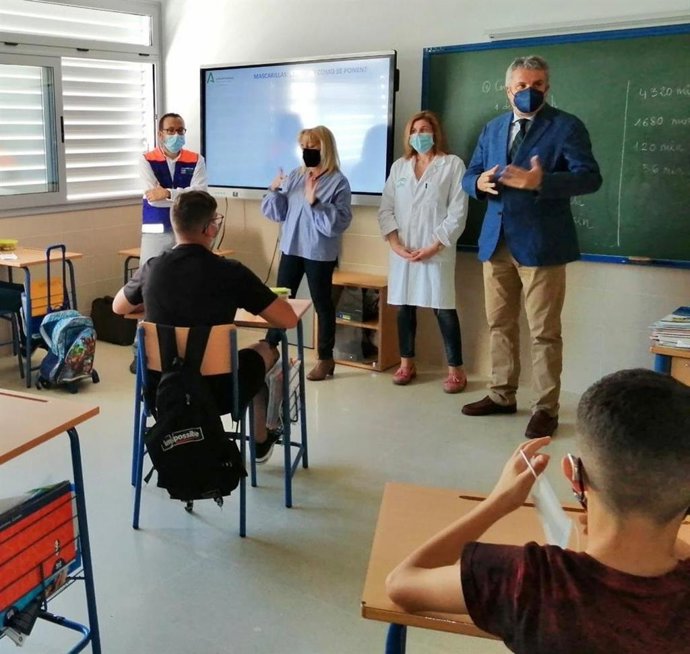 El delegado de Salud en Almería visita el CEEE Rosa Relaño