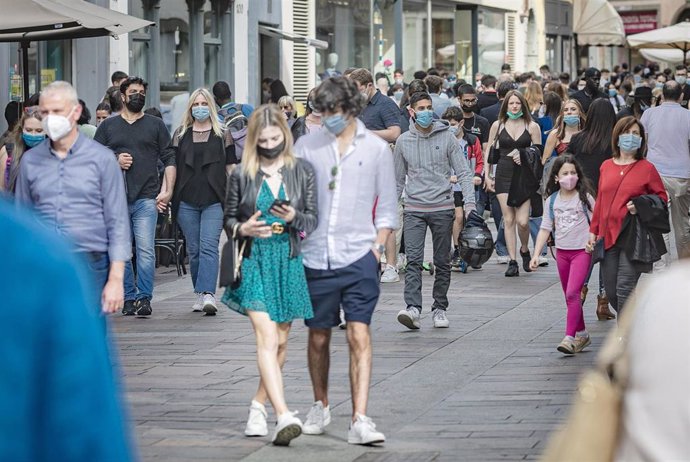 Un grupo de persons pasea por el centro de Bergamo, en el norte de Italia