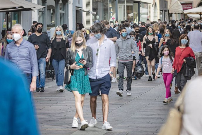 Un grupo de persons pasea por el centro de Bergamo, en el norte de Italia