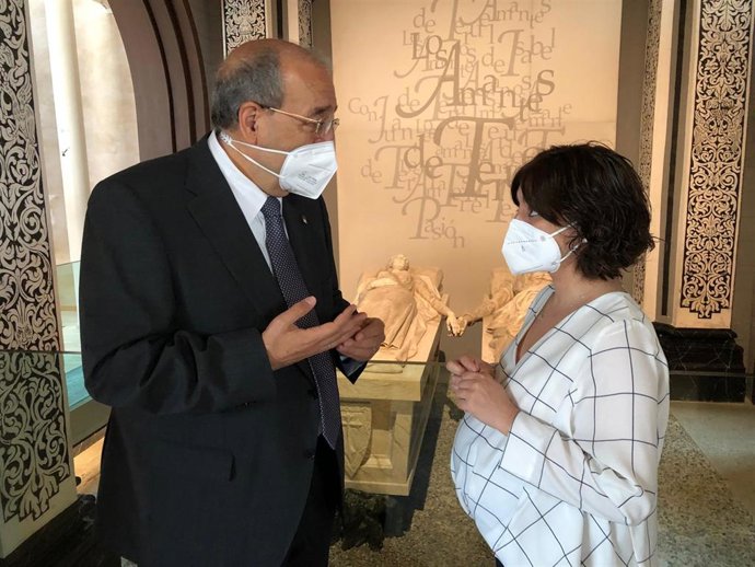 El presidente de la DPT, Manuel Rando, y la directora de la Fundación Amantes de Teruel, Patricia García.