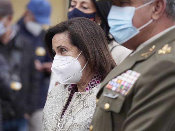 La ministra de Defensa, Margarita Robles, durante un acto en homenaje al cabo fallecido del Regimiento de Infantería América 66, a 3 de mayo de 2021, en el Acuartelamiento de Aizoáin, Berrioplano, Navarra, (España). La ministra trasladará sus condolenci