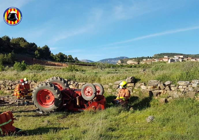 Tractor volcado en un accidente en Aras de los Olmos en el que el conductor ha fallecido