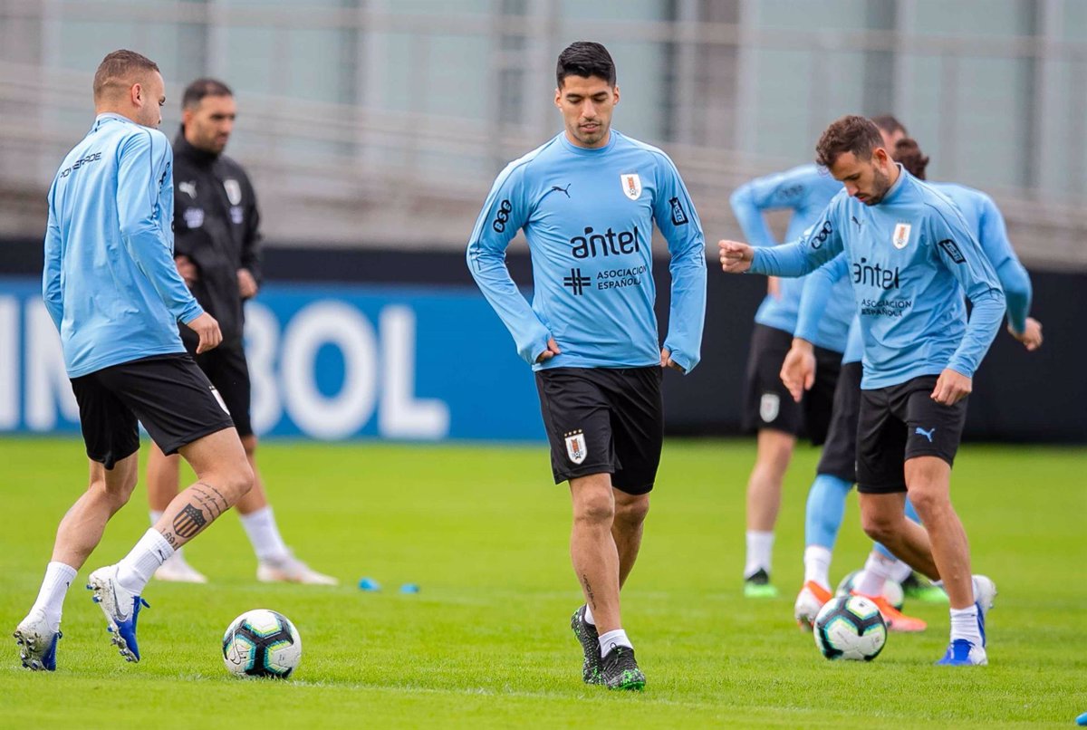 Luis Suarez Gimenez Araujo Y Valverde Convocados Con Uruguay Para Los Partidos Ante Paraguay Y Venezuela