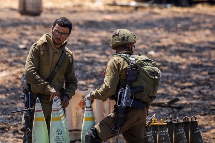 14 May 2021, Israel, Sderot: Israeli soldiers prepare to fire artillery shells towards the Gaza Strip at the Israeli Gaza border near Sderot, amid the escalating flare-up of Israeli-Palestinian violence. Photo: Ilia Yefimovich/dpa