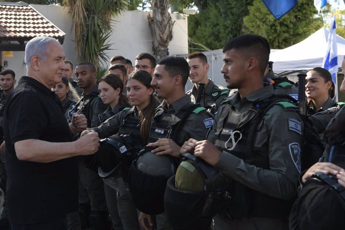 HANDOUT - 13 May 2021, Israel, Lod: Israeli Prime Minister Benjamin Netanyahu meets with members of the Israeli border police in the mixed Israeli-Arab city of Lod where violent unrest erupts. Photo: Koby Gideon/GPO/dpa - ATTENTION: editorial use only a