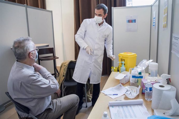 El ministro de Salud francés, Olivier Veran, en una visita a un centro de vacunación de París