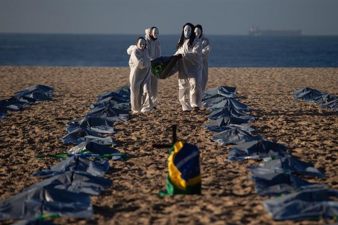 La ONG Río de Paz realiza una performance sobre la pandemia en Brasil.