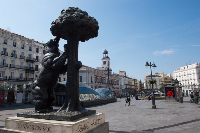 Archivo - El Oso y el Madroño en primer plano, con la Puerta del Sol detrás, vacía el primer día tras la entrada en vigor del Estado de Alarma, en Madrid (España) a 15 de marzo de 2020.