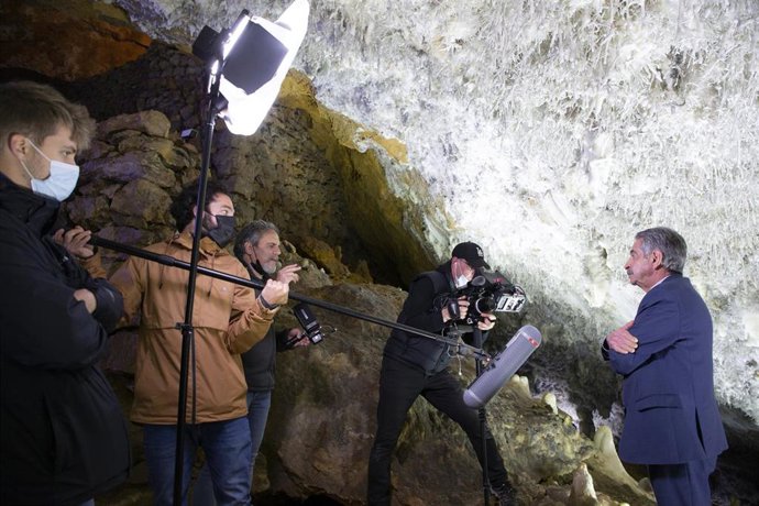 Miguel Ángel Revilla en el rodaje de un documental internacional sobre los caminos de peregrinación