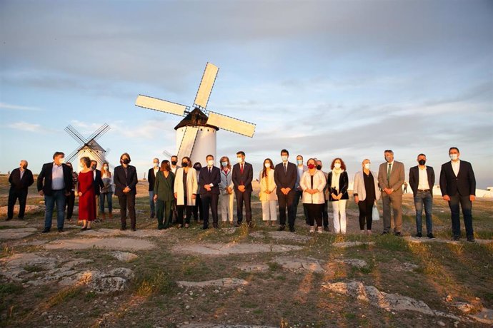 El presidente de Castilla-La Mancha, Emiliano García-Page, en los Molinos de Campo de Criptana