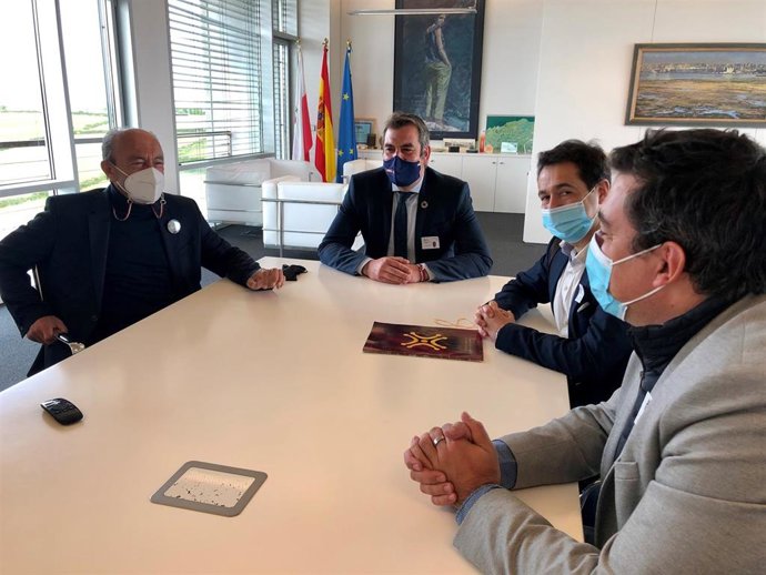Reunión de López Marcano con representantes municipales de Santoña, entre ellos el alcalde