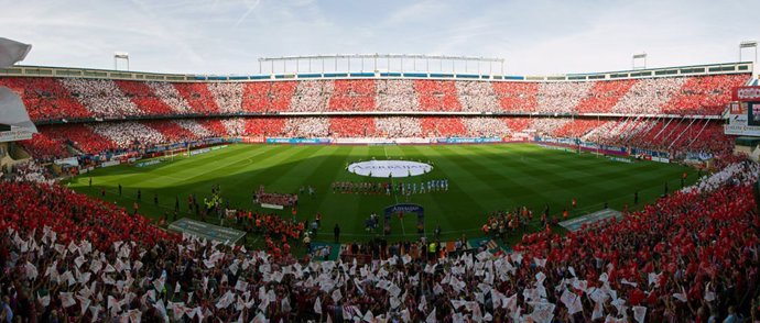 Archivo - Afición del Atlético de Madrid en el Estadio Vicente Calderón antes del encuentro ante el Málaga Club de Fútbol de la jornada 37 de Primera División de la temporada 13-14