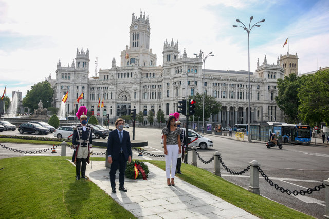 El alcalde de Madrid, José Luis Martínez-Almeida, y la vicealcaldesa de Madrid, Begoña Villacís, participan en un homenaje a las víctimas del Covid-19