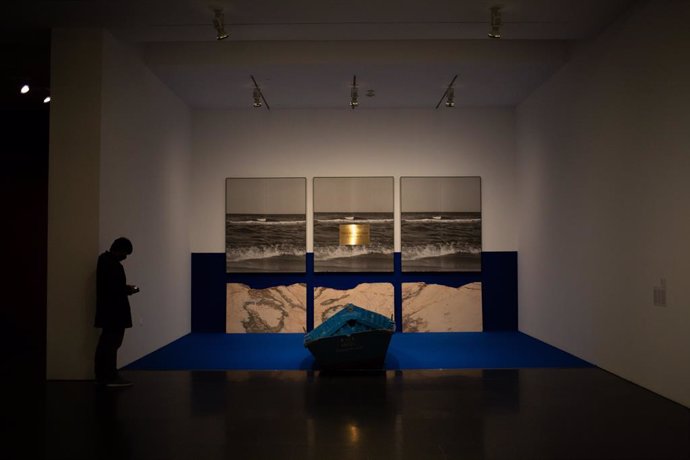 Una persona visita l'exposició 'En temps real. La collecció de Rafeael Tous d'art conceptual?, en el Museu d'Art Contemporani de Barcelona (Macba), a 12 de maig de 2021, a Barcelona, Catalunya (Espanya)