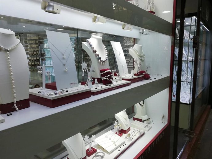 Archivo - Escaparate de una tienda con productos de Majorica, en Palma.