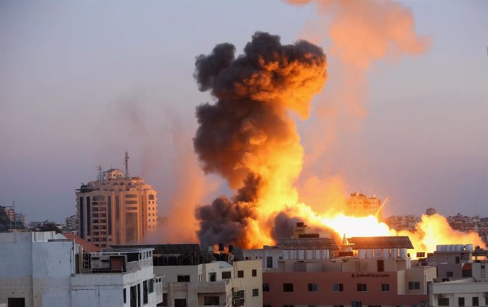 14 May 2021, Palestinian Territories, Gaza City: An explosion caused by Israeli airstrikes is seen at the Ansar compound, amid the escalating flare-up of Israeli-Palestinian violence. Photo: Ashraf Amra/APA Images via ZUMA Wire/dpa