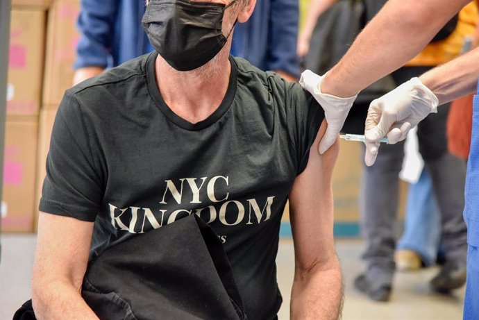 Archivo - Un hombre es vacunado contra la Covid-19 en un dispositivo de vacunación en la Facultad de Geografía e Historia de la Universidad de Barcelona (UB).