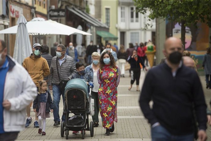Varias personas caminan por el centro de Ribadeo, a 9 de mayo de 2021, en Ribadeo, Lugo, Galicia (España). El segundo estado de alarma impuesto por el Gobierno de España para frenar la pandemia del coronavirus ha finalizado a las 00:00 horas de este dom