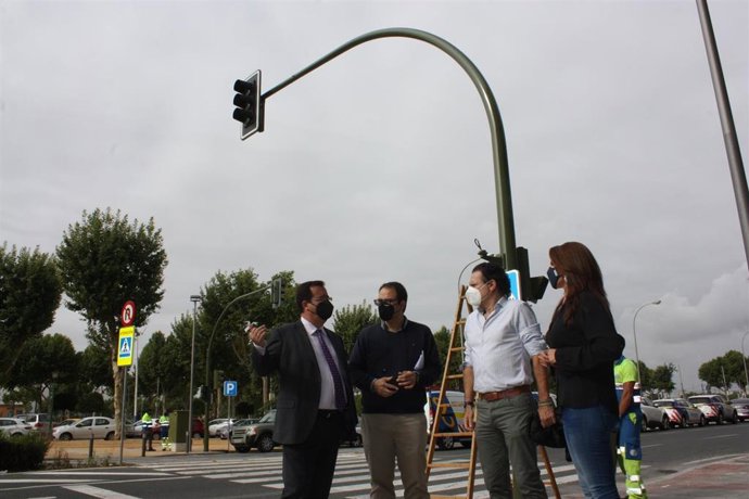 Ayuntamiento implanta dos nuevos pasos de peatones con semáforos en la conexión entre Los Remedios y Tablada