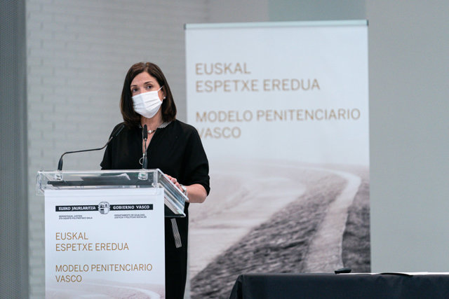 La consejera de Justicia del Gobierno Vasco, Beatriz Artolazabal participa en la jornada que se ha llevado a cabo con motivo del traspaso a Euskadi de la competencia sobre la gestión de las cárceles a 14 de mayo de 2021, en Vitoria