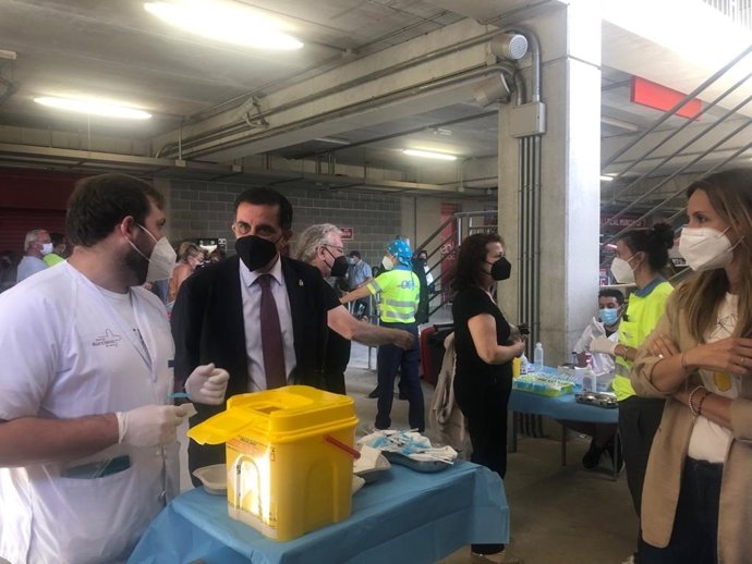 El alcalde José Antonio Serrano, acompañado por la concejala de Sanidad y Modernización de la Administración, Esther Nevado, ha visitado esta mañana las instalaciones del Estadio Enrique Roca
