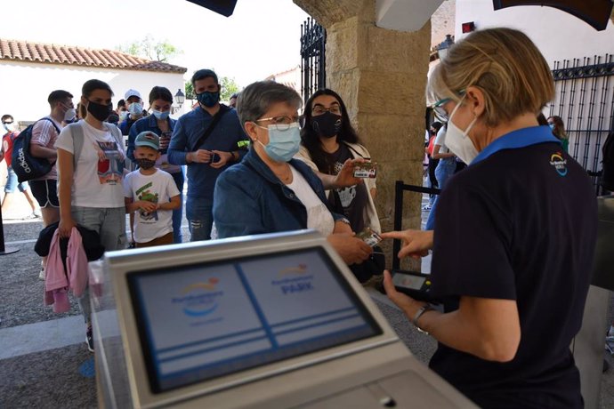 Persones fan cua per entrar al parc d'atraccions PortAventura en dia de la seva reobertura