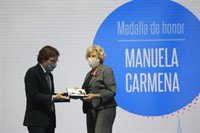 Carmena invoca a recuperar la escucha, "esencia de la democracia", y dejar en política "el insulto y la descalificación"