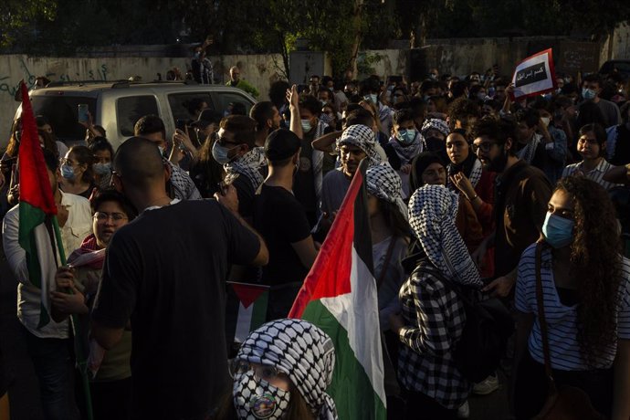 11 May 2021, Lebanon, Beirut: Demonstrators wear Keffiyehs and wave Palestinian flags as they march during a pro-Palestine demonstration against the escalating Israeli-Palestinian violence. Photo: Daniel Carde/ZUMA Wire/dpa