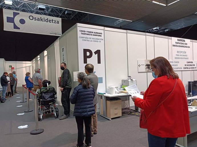 Varios ciudadanos aguardan su turno en el BEC de Barakaldo (Bizkaia) para recibir la primera vacuna.