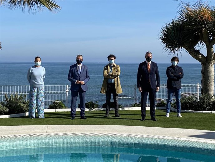 Jurado y presentadores de MasterChef, junto al presidente de la Diputación de Málaga, Francisco Salado, y el vicepresidente, Juan Carlos Maldonado