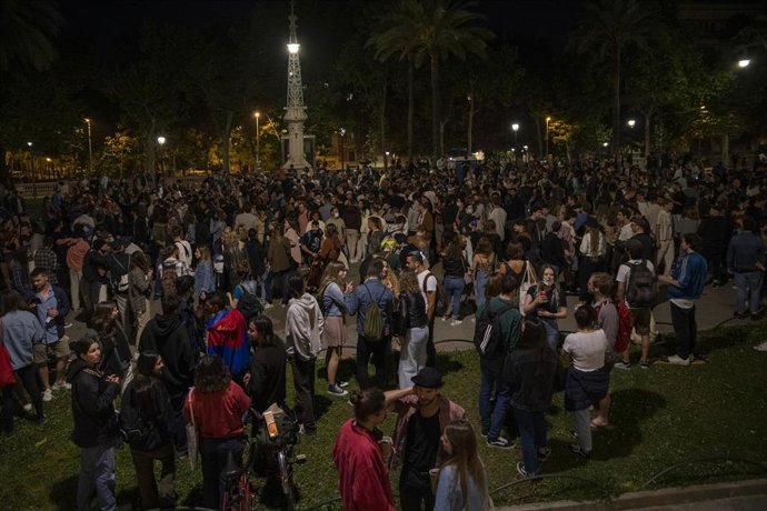 Varios jóvenes reunidos y en ambiente festivo, en una calle de Barcelona, durante la primera noche sin el estado de alarma, a 9 de mayo de 2021, en Barcelona, Catalunya (España)