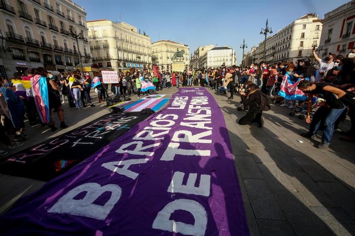 Archivo - Varias personas participan en una concentración a favor de los derechos de las personas trans, a 31 de marzo de 2021, en Madrid (España). Este miércoles se celebra el Día Internacional de la Visibilidad Transgénero. Su celebración este mes de 