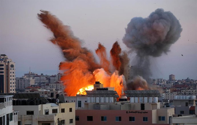 14 May 2021, Palestinian Territories, Gaza City: An explosion caused by Israeli airstrikes is seen at the Ansar compound, amid the escalating flare-up of Israeli-Palestinian violence. Photo: Ashraf Amra/APA Images via ZUMA Wire/dpa
