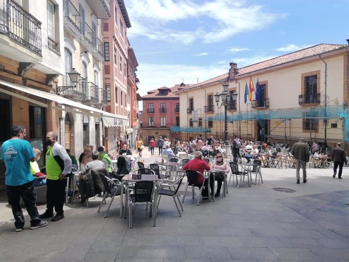 Terrazas hosteleras en el casco antiguo de Oviedo.