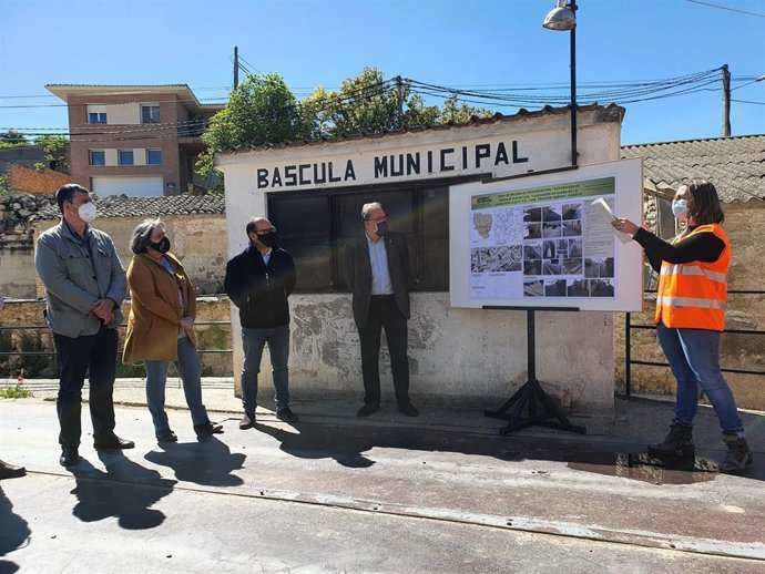 El director general de Carreteras, Bizén Fuster, visita Azanuy (Huesca) para conocer las obras de travesía.