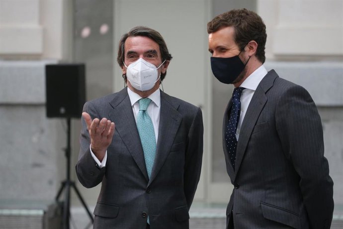 El expresidente del Gobierno y presidente del IADG, José María Aznar, conversa con el líder del PP, Pablo Casado, durante el acto de entrega de las Medallas de Honor, Oro y Plata del Ayuntamiento de Madrid.