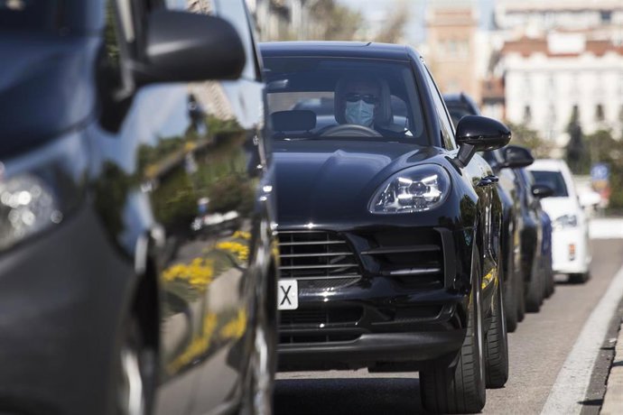 Archivo - Imagen de recurso de vehículos en una carretera de Madrid.