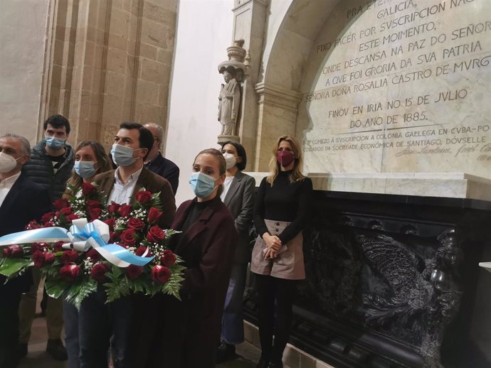 El secretario xeral del PSdeG, Gonzalo Caballero, durante la ofrenda floral a Rosalía de Castro en el Panteón de Galegos Ilustres de Santiago de Compostela.