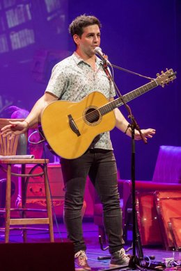 Fran Perea presenta sus canciones más personales en el Teatro Apolo de Almería dentro del formato 'Palabra de músico'
