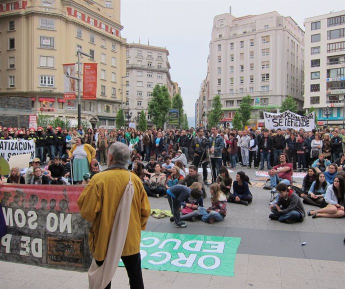 Archivo - Los indignados cántabros --8.000, según los convocantes, y 1.500 para la Policía-- han salido este sábado a la calles de Santander para protestar porque un año después del nacimiento del Movimiento 15M, España continúa "en la misma situación",