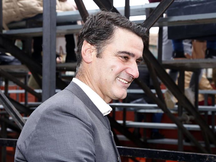 Jesulín de Ubrique derrocha simpatía con sus fans a la salida de la grabación de 'El desafío'.