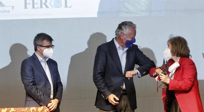 (I-D) El periodista Lorenzo Milá; el periodista de investigación, Manuel Rico, y la presidenta del Club de Prensa de Ferrol, Julia Díaz, durante la entrega del XVII Premio Couso de Libertad de Prensa, a 14 de mayo de 2021, en Ferrol, A Coruña, Galicia (