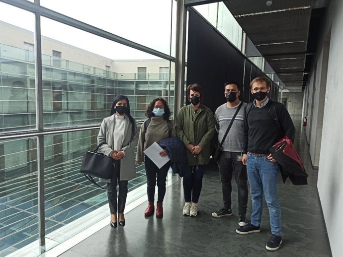 La parlamentaria de Podemos Ainhoa Aznárez con una representación de 'Movimiento Colombia Aurrera'