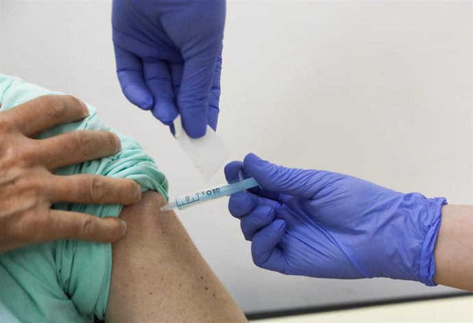 Una mujer recibe una vacuna contra la Covid-19