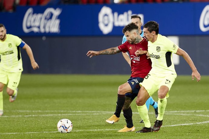 Archivo - 31 October 2020, Spain, Pamplona: Osasuna's Ruben Garcia (L) and Atletico Madrid's Stefan Savic battle for the ball during the Spanish La Liga soccer match between CA Osasuna and Atletico Madrid at the Sadar stadium. Photo: Fernando Pidal/SOPA