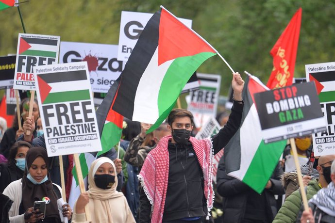 15 May 2021, United Kingdom, London: Demonstrators walk through Hyde Park as they make their way to the Israeli embassy in London, during a march in support of Palestinians amid the escalating flare-up of Israeli-Palestinian violence. Photo: Dominic Lip
